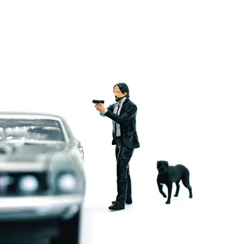 Escala 1/64 Modelo de John Wick com a arma E o Cão Fundido de Liga de Carro Estático Figuras Diorama Miniatura de Cena Coleção para o layout
