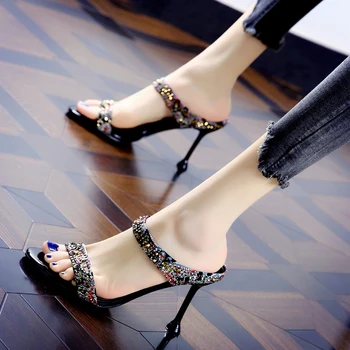 2023 novos sapatos de verão apontou com tecido de Mulheres de salto sandálias das mulheres finas de calcanhar de corrente de metal chinelos de quarto